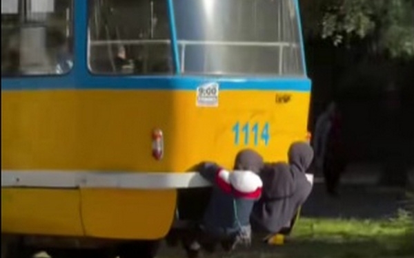 У Миколаєві знов зафіксовано випадок зачепінгу – батьки, може, впізнаєте своїх «героїв»? (ВІДЕО)
