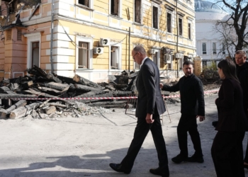Зеленський показав канцлеру Мерцу понівечену російським ударом будівлю НАНУ (ВІДЕО)