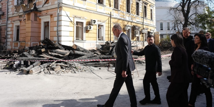 Зеленський показав канцлеру Мерцу понівечену російським ударом будівлю НАНУ (ВІДЕО)