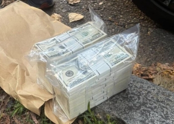 У Києві затримали фейкового працівника НАБУ – отримав хабар у $280 тис. Гроші справжні (ФОТО)