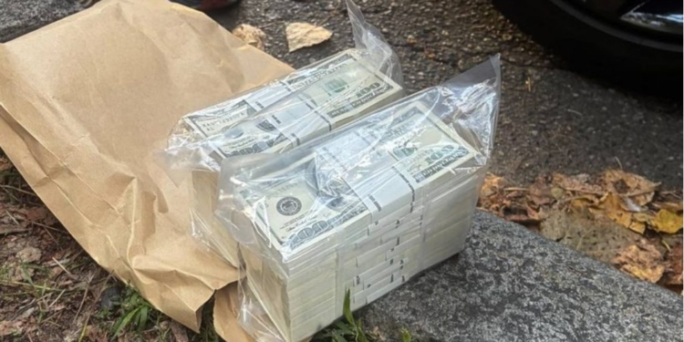 У Києві затримали фейкового працівника НАБУ – отримав хабар у $280 тис. Гроші справжні (ФОТО)