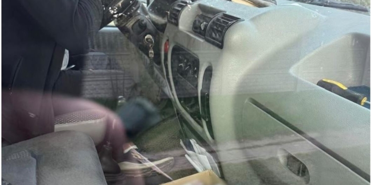 На Миколаївщині зупинили авто, а в ньому знайшли 700 л “лівого” алкоголю і майже 27 тис. пачок сигарет без марок (ФОТО)