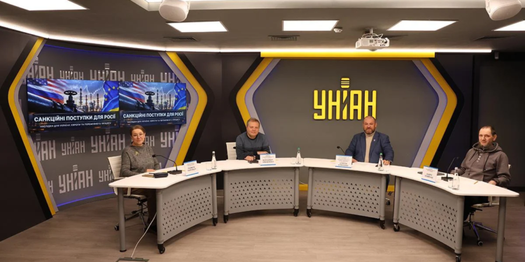 Бити чи не бити по НПЗ? Послаблення санкцій тільки заохочує РФ до ескалації – експерти (ВІДЕО)