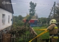 За пів кроку до трагедії. У селі на Миколаївщині діти опинилися замкненими у палаючій хаті (ФОТО)