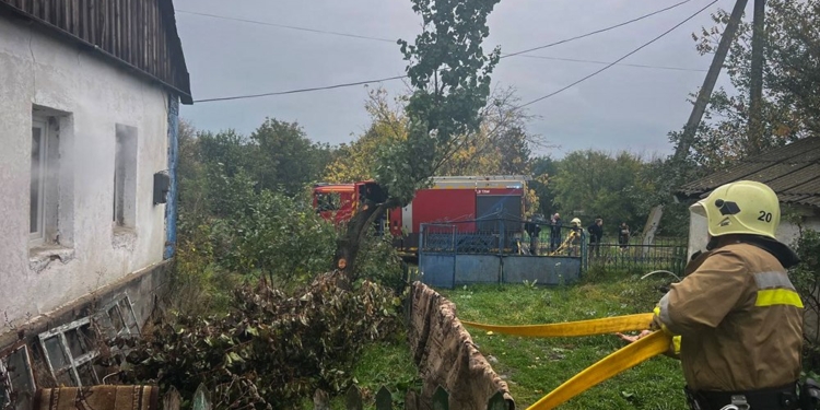 За пів кроку до трагедії. У селі на Миколаївщині діти опинилися замкненими у палаючій хаті (ФОТО)