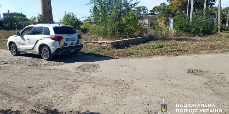 Безглуздий злочин. На Миколаївщині п’яний молодик пограбував чоловіка, а потім все награбоване викинув (ФОТО)