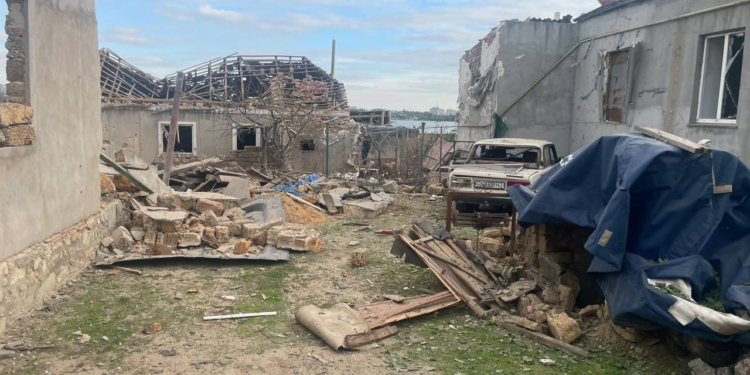 Внаслідок ракетної атаки на Миколаїв поранена жінка, зруйновано будинок, пошкоджено ще 11 (ФОТО)