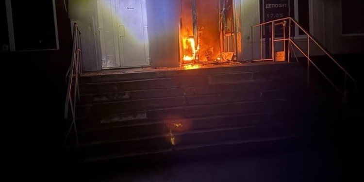У Миколаєві поліцейські затримали молодика, підозрюваного в умисному підпалі відділення банку (ФОТО)