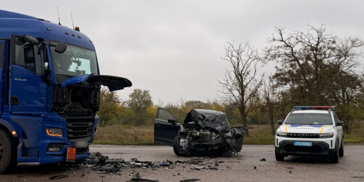 На Миколаївщині в ДТП з MAN травмувалася водійка та 3 пасажири Mazda CX-5 (ФОТО)