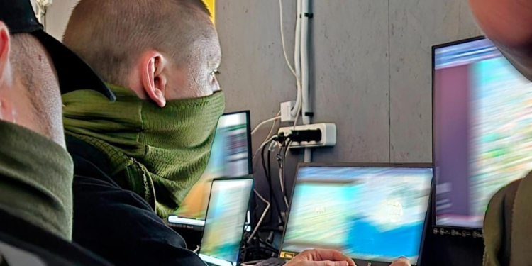 Нацгвардійці відправили в Олешки з допомогою дронів дитяче харчування та іграшки. І для чогось розтрубили про це на весь світ (ФОТО)
