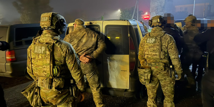 На Буковині ДБР затримало п’ятьох посадовців ТЦК – за катування, викрадення людей і хабарництво (ФОТО)