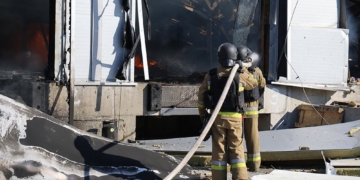 Рятувальники показали наслідки сьогоднішнього удару дронами по Миколаєву (ФОТО)