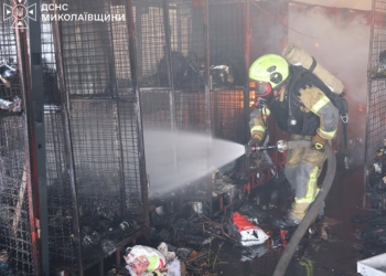 Рятувальники показали наслідки сьогоднішнього удару дронами по Миколаєву (ФОТО)
