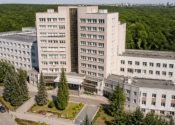 Внаслідок ворожої атаки на Київ є влучання в медзаклади, пошкоджений Інститут раку