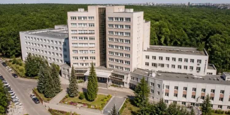 Внаслідок ворожої атаки на Київ є влучання в медзаклади, пошкоджений Інститут раку