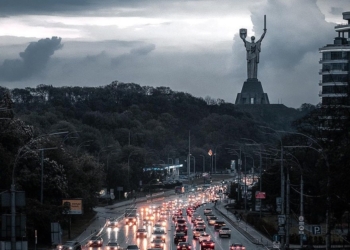 Дві хвилі балістики на Київ за ніч – атаковані метро, медцентр і школа (ВІДЕО)