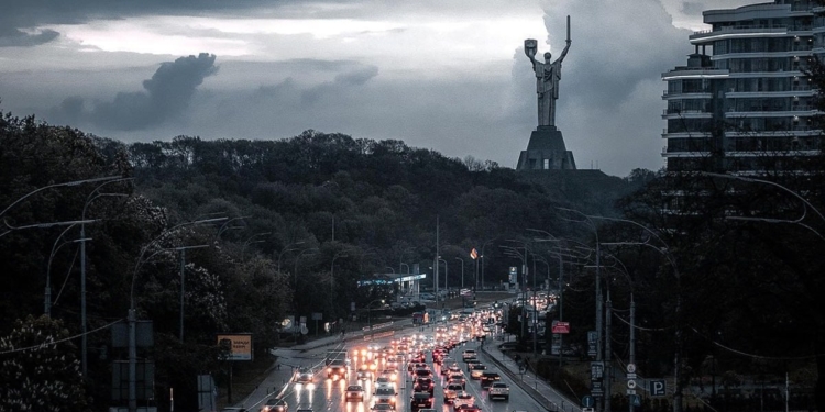 Дві хвилі балістики на Київ за ніч – атаковані метро, медцентр і школа (ВІДЕО)