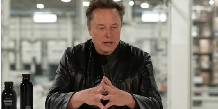 Маск хоче об’єднати Tesla та SpaceX. Для чого це йому