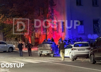У Кропивницькому невідомий відкрив стрілянину та закидує поліцейських гранатами