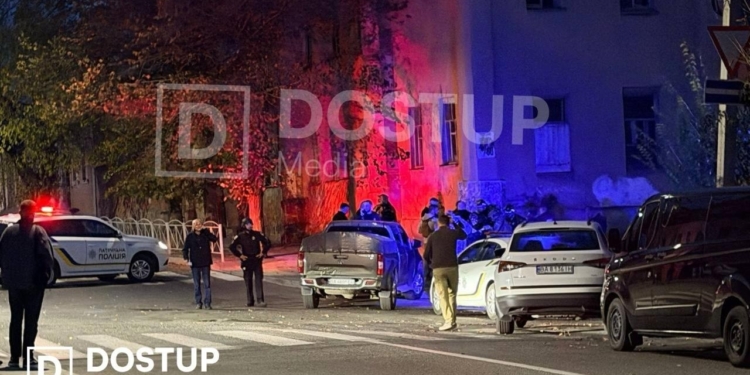 У Кропивницькому невідомий відкрив стрілянину та закидує поліцейських гранатами