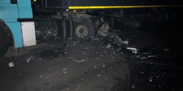 На Миколаївщині у нічній ДТП травмувалися водій та пасажирка кросовера – легковик врізався у припарковану вантажівку (ФОТО)