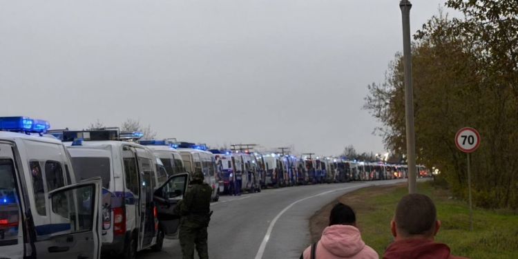 Колона автобусів з евакуйованими виїхала з Олешок (ФОТО, ВІДЕО)