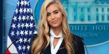Нова речниця Трампа у 2022-му хвалила Путіна, а Україну “записала” до кабали