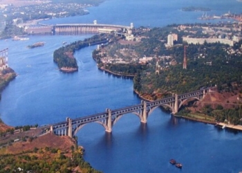 Рашисти атакували міст через Дніпро у Запоріжжі (ФОТО)