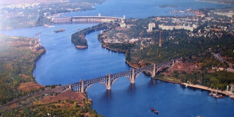 Рашисти атакували міст через Дніпро у Запоріжжі (ФОТО)