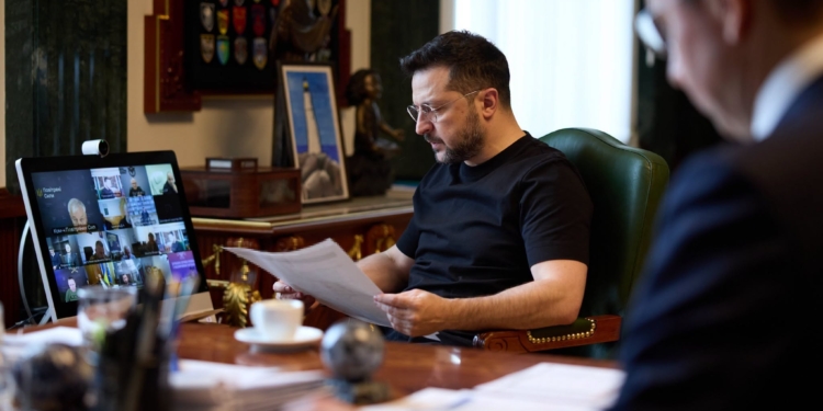 Майже місяць очікуємо на підпис Гегсета щодо ракет для «петріотів» та «насамсів», – Зеленський
